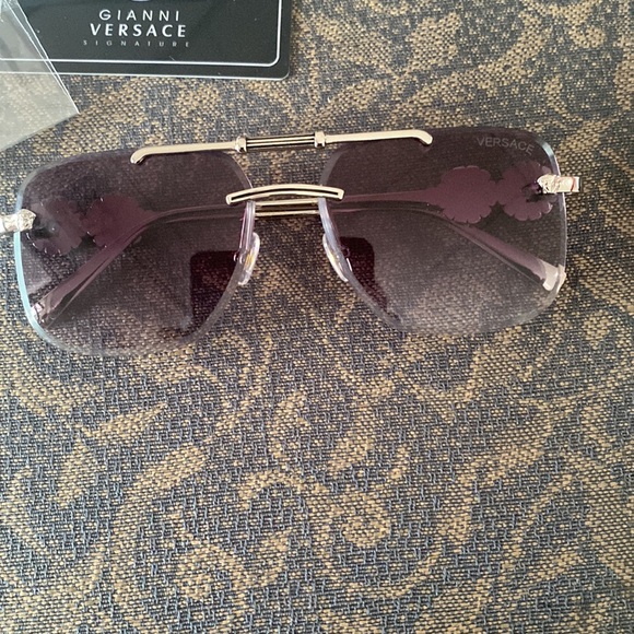 Designer sunglasses - Picture 2 of 3